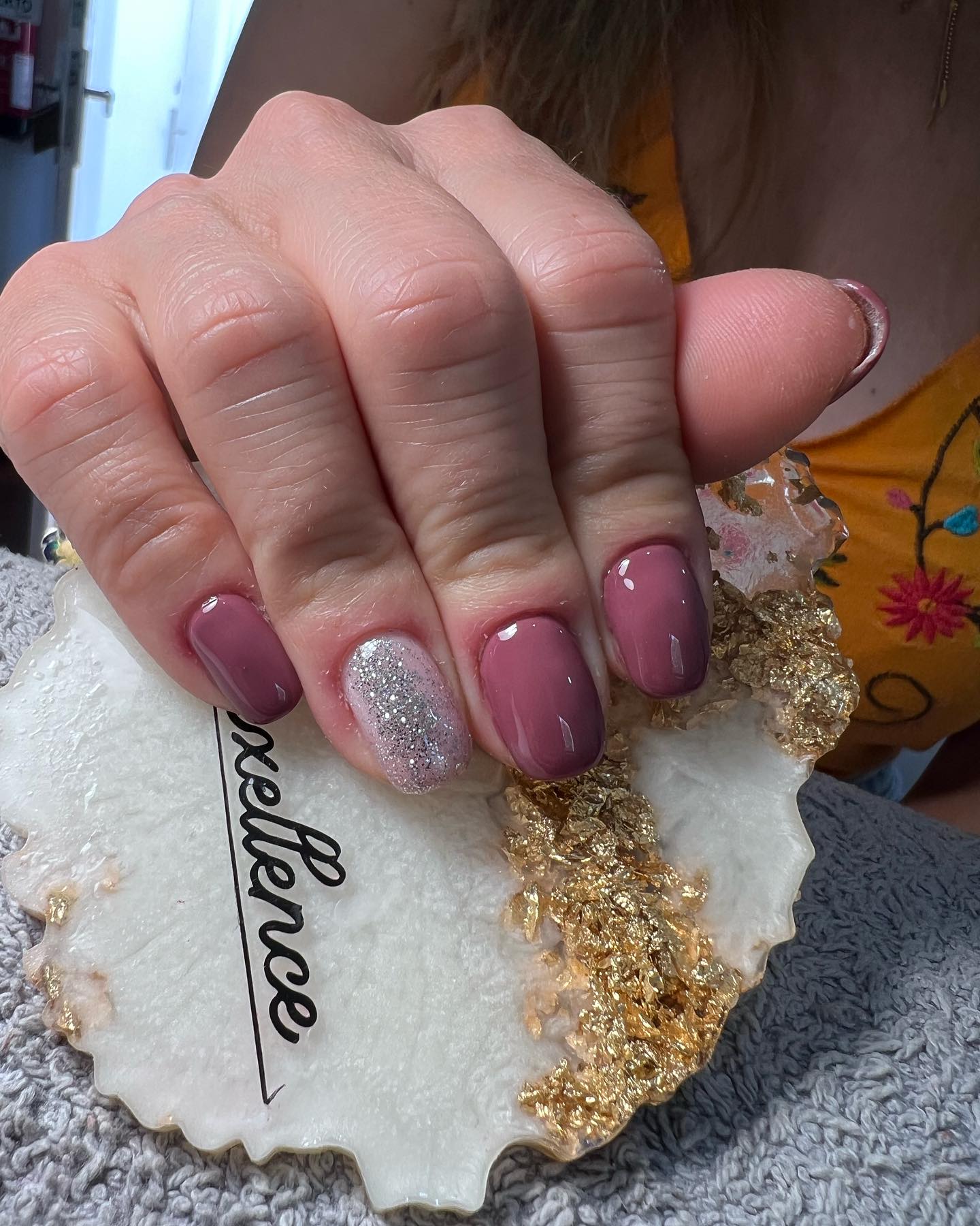 Ongles mauve glitter